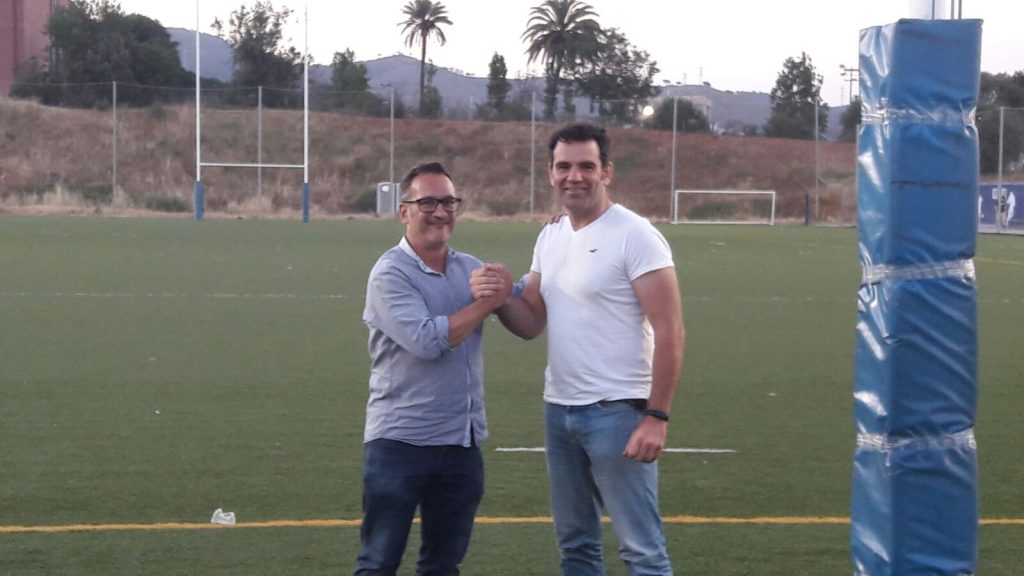 Jaume Capel (a l'esquerra) nou president de l'Associació de Veterans Rugby Barça amb el president sortint Paco Peña (dreta)